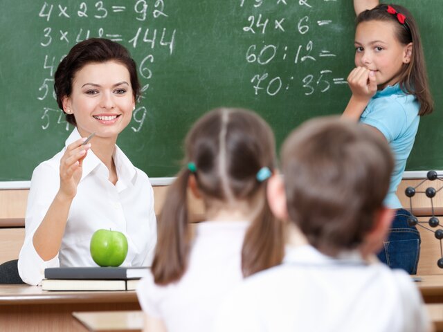 В Госдуме предложили приравнять учителей к госслужащим