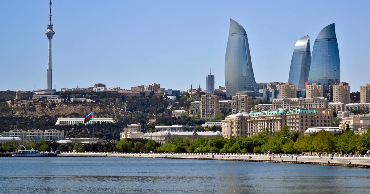 Азербайджан уехать. Шаурма в белом городе Баку. Погода в Баку в октябре. Погода в Баку в ноябре.