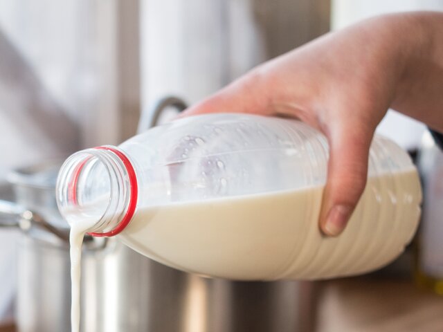 Диетолог рассказала, когда пожилым людям не стоит пить молоко
