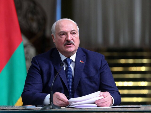 Лукашенко заявил, что не собирается изменять под себя Конституцию