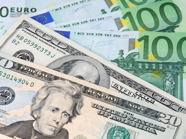 Экономист объяснил рекордный рост доллара и евро