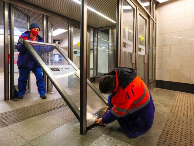 Вторые вестибюльные двери начали демонтировать в Московском метрополитене