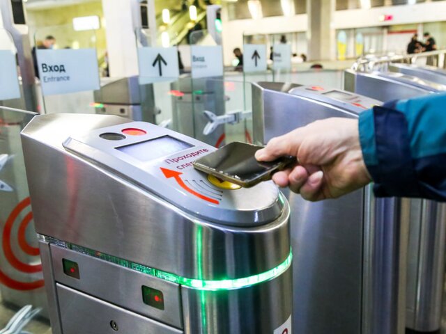 Москвичи стали чаще расплачиваться банковскими картами на турникетах метро и МЦК