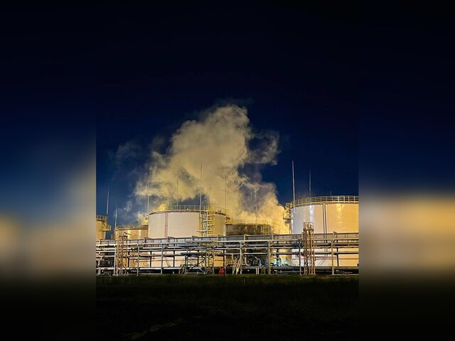 Резервуары горят на нефтеперерабатывающем заводе в Краснодарском крае – губернатор