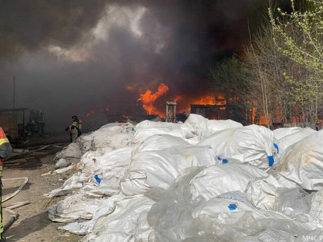 Склады с легковоспламеняющимися жидкостями загорелись в Екатеринбурге