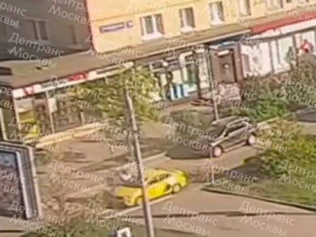 Водитель такси сбил двоих человек на Комсомольском проспекте в Москве
