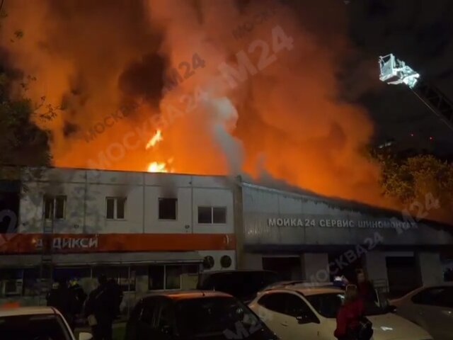 Пожар произошел в административном здании в столичном районе Царицыно