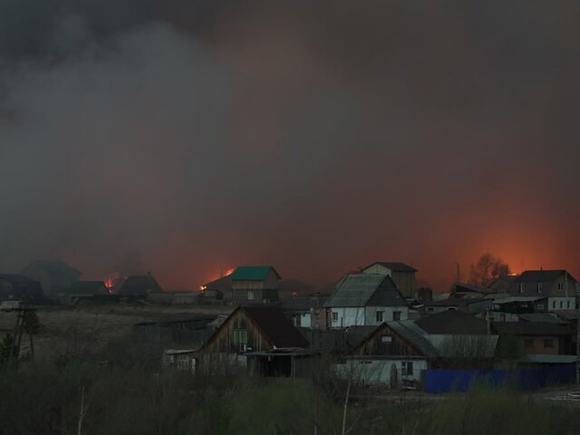13 жилых домов загорелись в селе Успенка Тюменской области