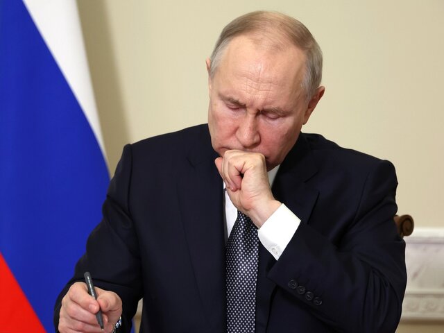 Путин в четверг работает в Кремле – Песков