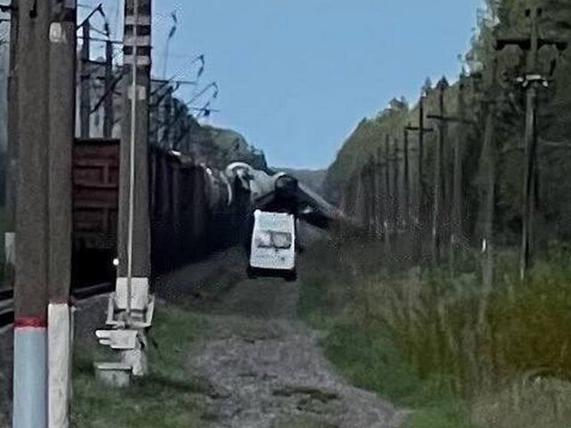 Грузовой поезд сошел с рельсов в Брянской области из-за взрыва на железной дороге