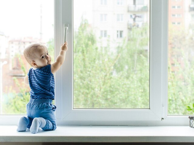 Психолог рассказала, как не допустить падения ребенка из окна