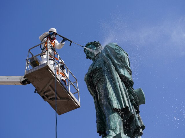 Москва онлайн покажет, как специалисты промывают памятник Пушкину после зимы