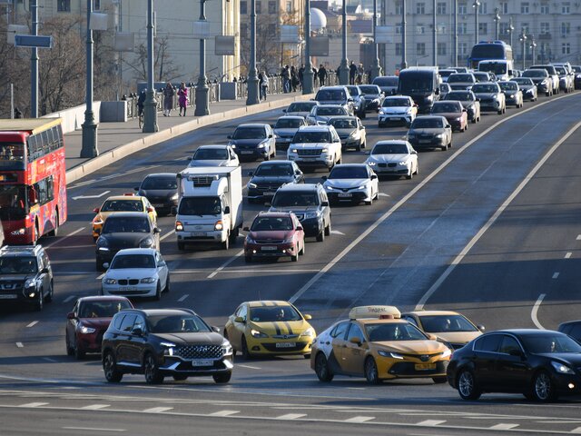 Московским автомобилистам рекомендовали пересесть на общественный транспорт в час пик