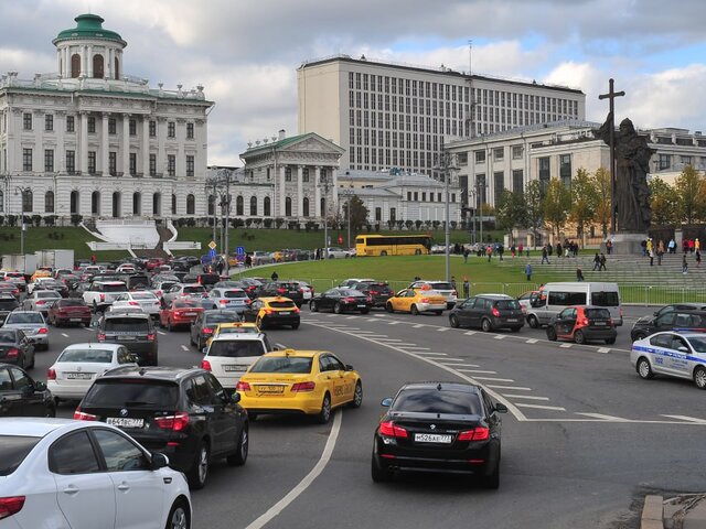 Москвичам рекомендовали пересесть на общественный транспорт в вечерний час пик
