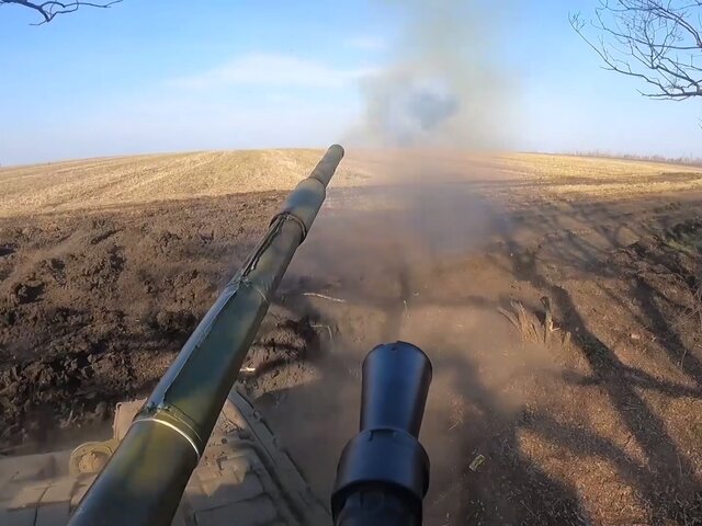 В Сети появилось видео с пехотой ВСУ, бегущей от российского танка