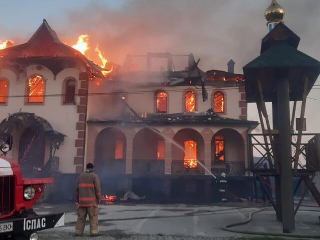 Неизвестные подожгли храм канонической УПЦ в Черновицкой области