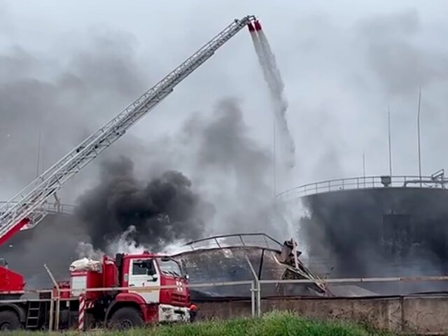 Спасатели ликвидировали открытое горение на нефтебазе в Севастополе