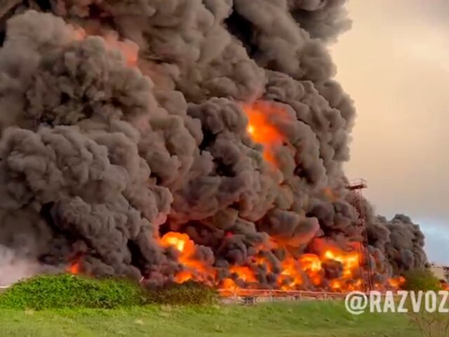 Власти Севастополя не планируют проводить эвакуацию жителей из района, где горит нефтебаза