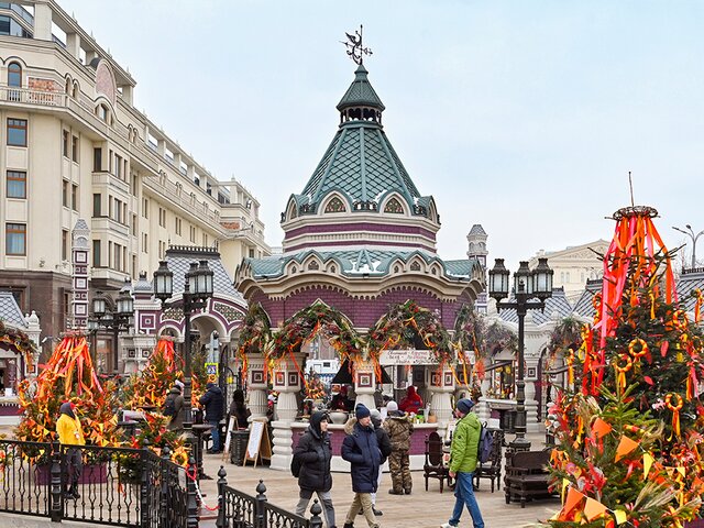 Более 260 праздничных конструкций украсили Москву к Масленице