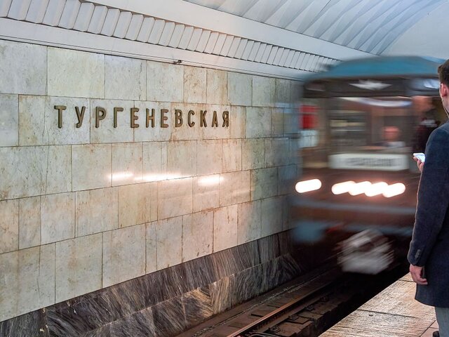Интервалы движения поездов временно увеличивали на оранжевой линии метро Москвы