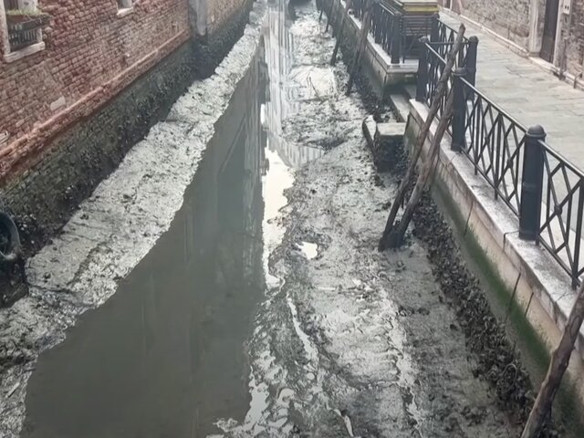 Каналы в Венеции почти пересохли из-за низкого уровня воды