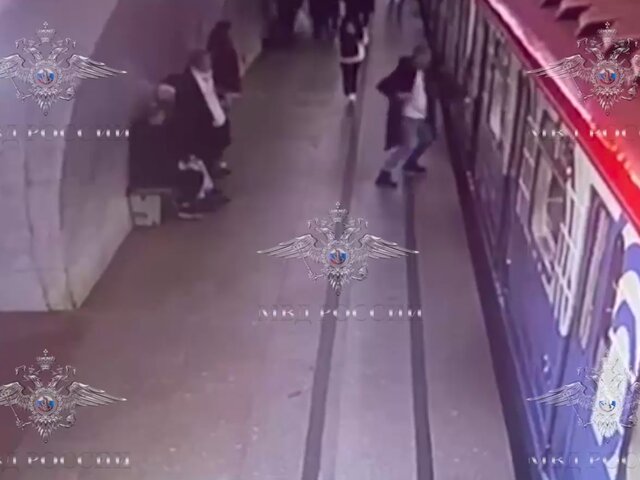 Пьяный мужчина разбил стекло вагона поезда в метро Москвы