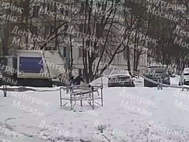 Пострадавший при наезде мусоровоза на Болотниковской улице скончался