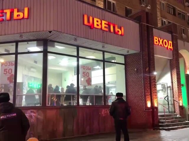 Прокуратура показала видео с места взятия заложника в цветочном магазине Москвы