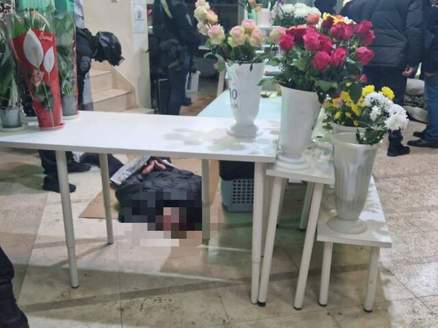 Женщину в цветочном магазине в центре Москвы удерживали двое мужчин