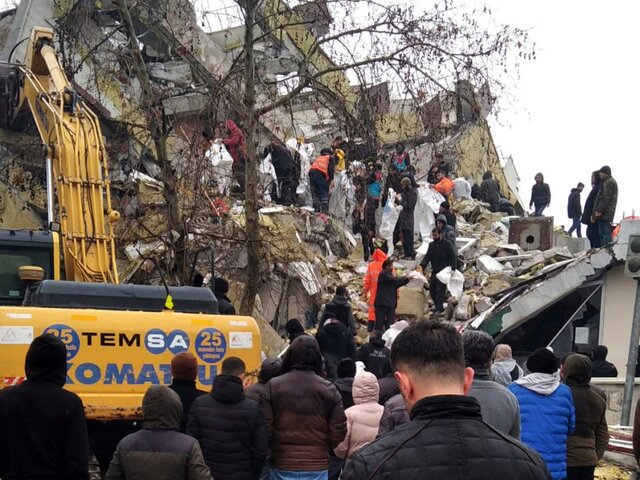 Число погибших при землетрясениях в Турции выросло до 1 498