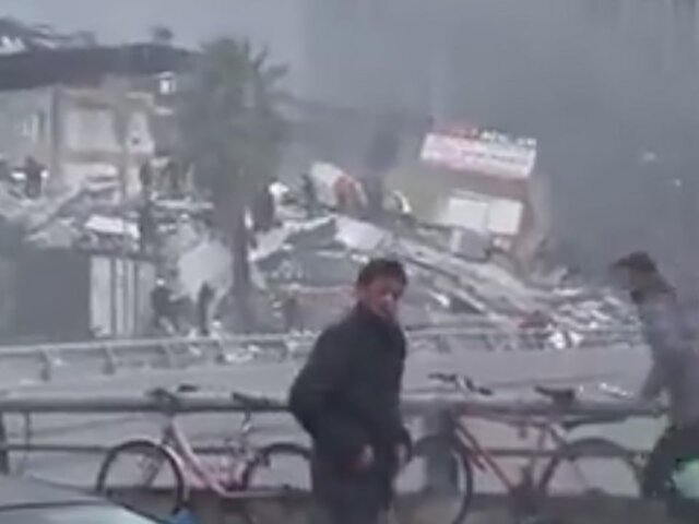 Пожар охватил порт Искендерун а Турции после землетрясения