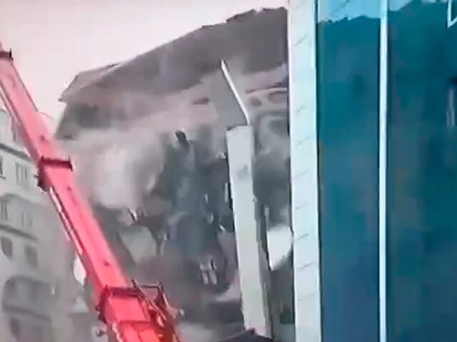 Здание в турецком Диярбакыре обрушилось из-за землетрясения в прямом эфире