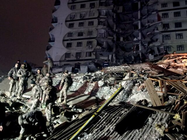 76 человек скончались и свыше 440 пострадали после землетрясения в Турции