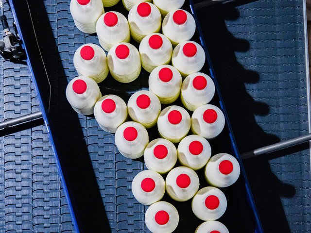 Массовой практики указания веса пакета молока в килограммах в РФ нет – 