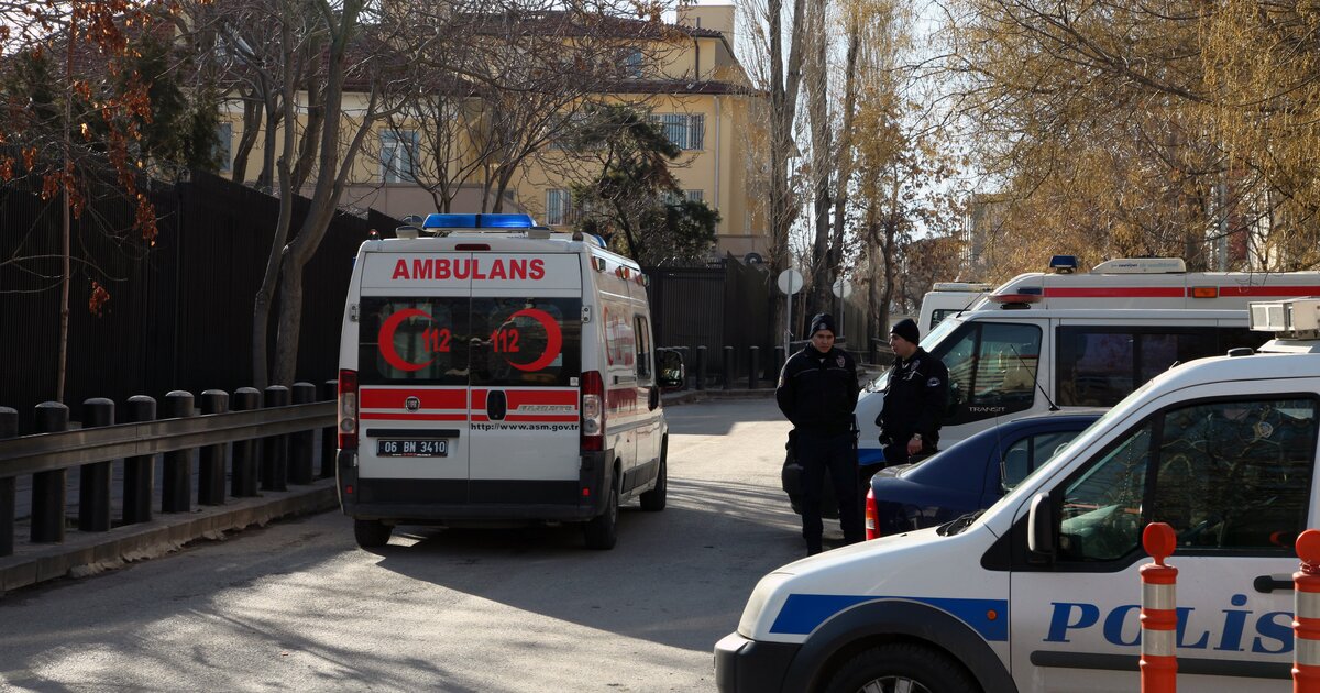 В турции нашли тела. Землетрясение в турции 2023. Мертвые в турции землетрясения. Трупы под завалами в турции. Кармадонское ущелье трагедия место гибели бодрова.