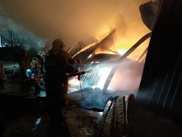 В подмосковном Нахабине потушили пожар на складе с пластиком