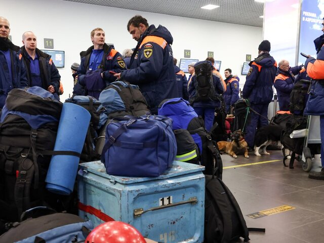 Российские спасатели вылетели на помощь в Турцию и Сирию