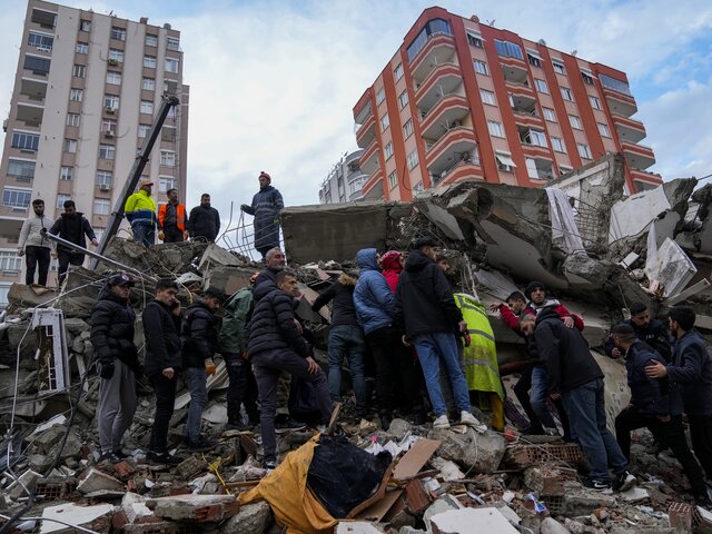Более 7 300 человек удалось спасти из-под завалов после землетрясения в Турции