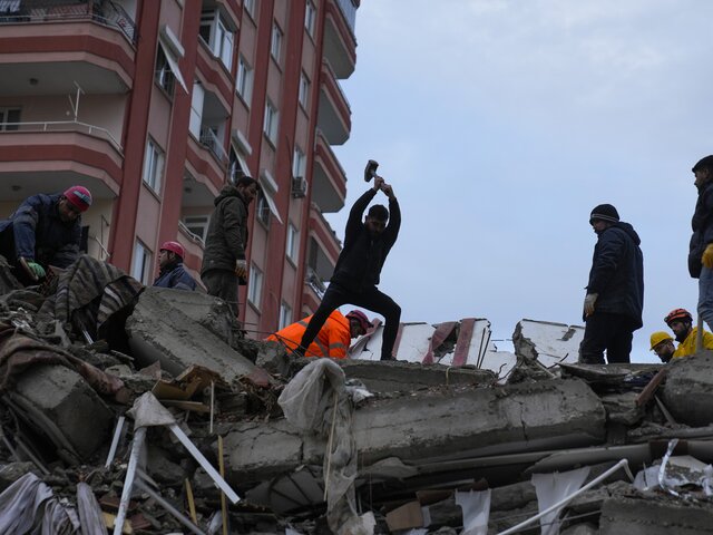 Число погибших при землетрясении в Турции превысило 2 300 человек