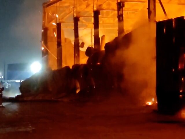 Пожар на складе в Красноярске локализовали на площади 8 тыс 