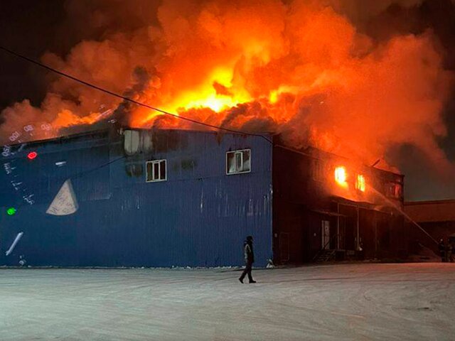 Пожар на площади 6 тыс кв м произошел на складе в Красноярске