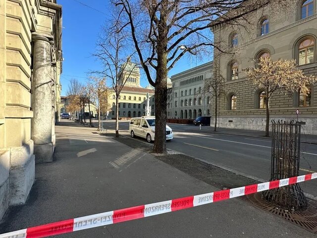 Полиция оцепила площадь перед Федеральным дворцом Швейцарии в Берне