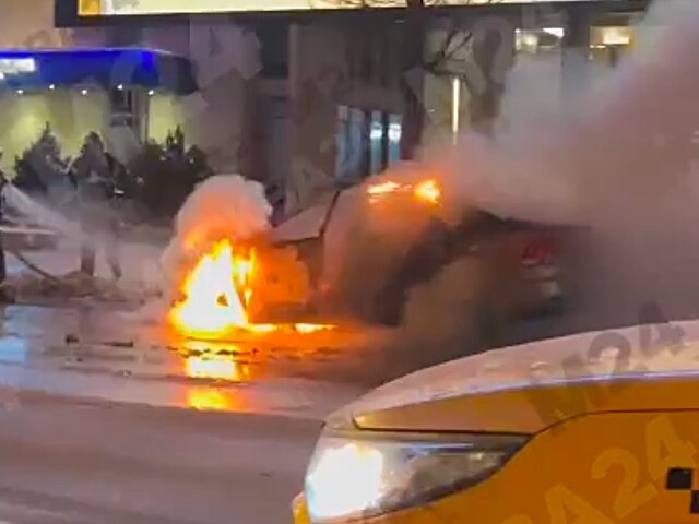 Автомобиль загорелся на Зубовском бульваре в Москве