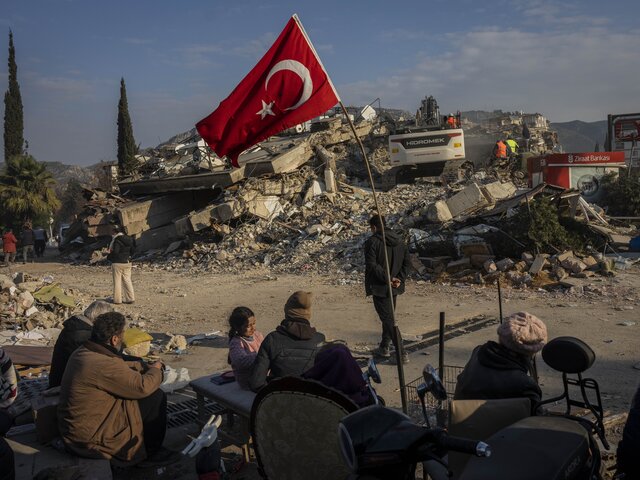 Число жертв землетрясений в Турции достигло 24 617 человек