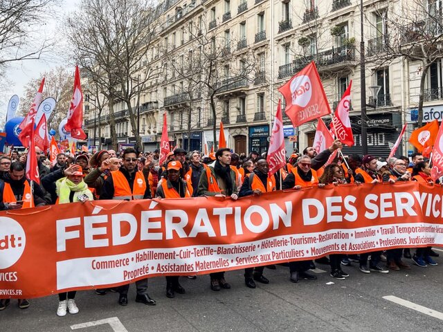 Почти миллион французов вышли на протесты против пенсионной реформы