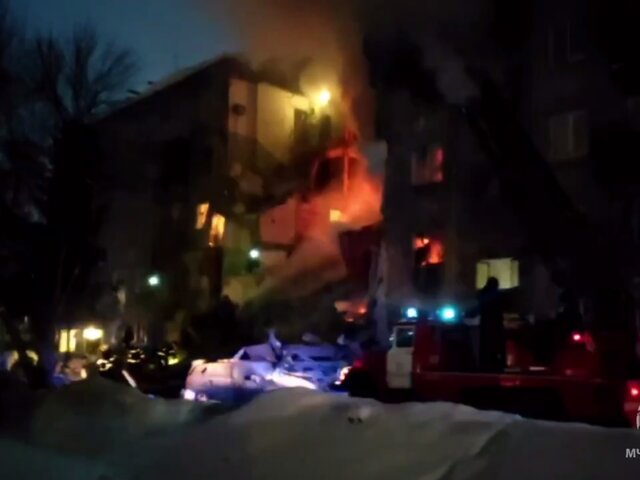 Пожар произошел после взрыва газа в жилом доме в Новосибирске