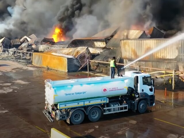 Пожар в порту Искендерун в Турции потушили