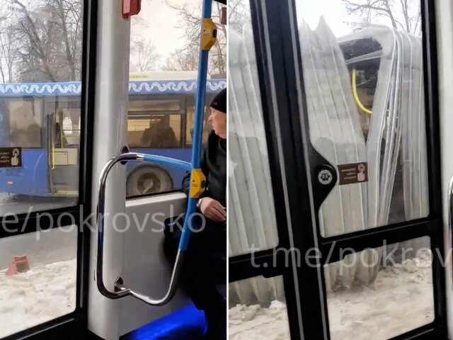 Автобус врезался в столб на Волоколамском шоссе в Москве