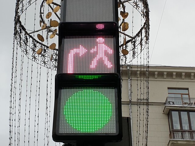 В Москве начали устанавливать светофоры с сигналом "белый пешеход"