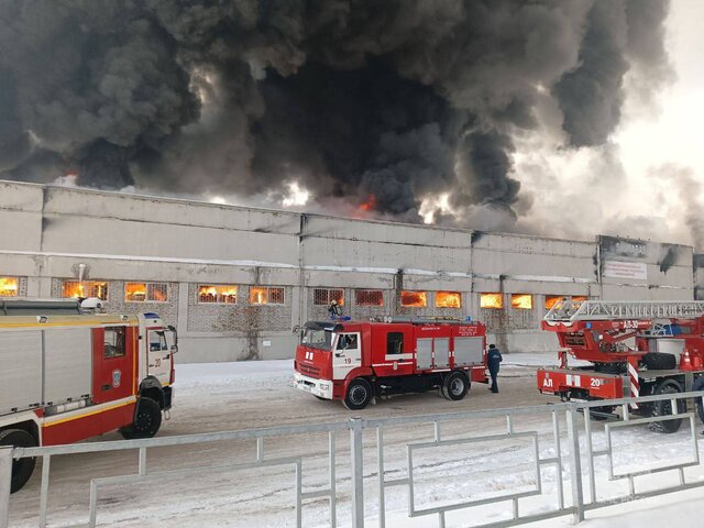 Площадь пожара на складе в Красноярске увеличилась до 7 тыс 
